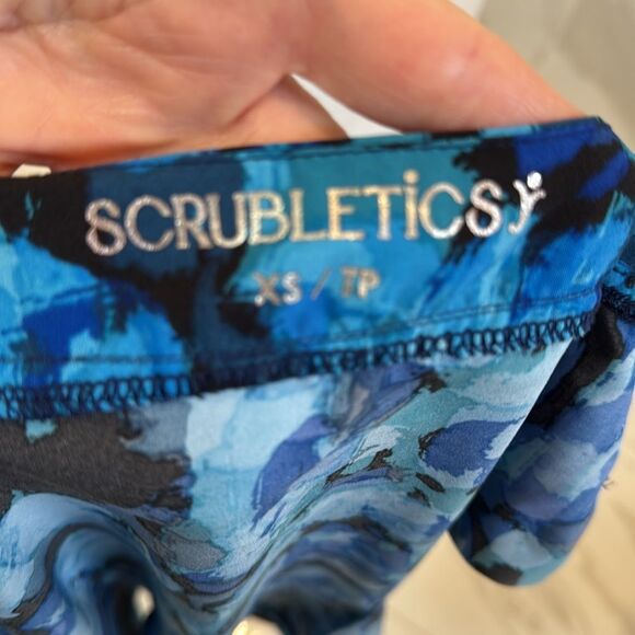 Scrubletics Women's Patterned Blue Two Tone  Short Sleeve Scrub Top Sz XS - Picture 9 of 11